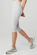 טייץ - Alo Yoga ALOSOFT HIGH-WAIST ICONIC 90'S CAPRI