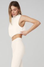 טנק צוואר - Alo Yoga Women's Alolux Soho Mock Neck Tank