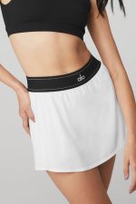 חצאית טניס- Alo Yoga Tennis - Alo Yoga tennis skirt in white color for women