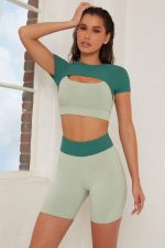 טייץ וטופ - Short Alo Yoga set for women tights and green top - Alo Yoga Set