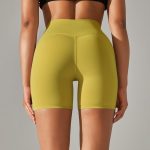 טייץ צמוד - Alo Yoga short tights in yellow color for women