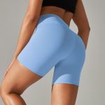 טייץ צמוד - Short light blue Alo Yoga tights for women