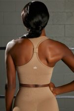 טייץ וטופ - Alo yoga short tights and top set for women in brown color - Alo Yoga Set