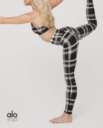 טייץ וטופ - Training set Alo Yoga tights and black and white top - Alo Yoga