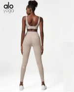 טייץ וטופ - Alo yoga training set tights and top for women in cream color - Alo Yoga Set