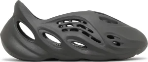 Adidas Yeezy Foam Runner Carbon – כפכפי פום ראנר בצבע אפור כהה