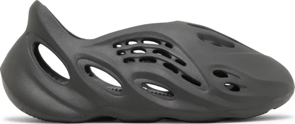 Adidas Yeezy Foam Runner Carbon – כפכפי פום ראנר בצבע אפור כהה