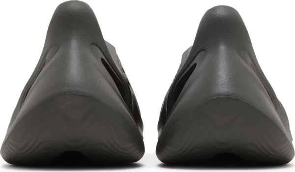 Adidas Yeezy Foam Runner Carbon – כפכפי פום ראנר בצבע אפור כהה