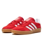נעלי Adidas Gazelle Indoor Scarlet Cloud White – סניקרס זמש קלאסיות