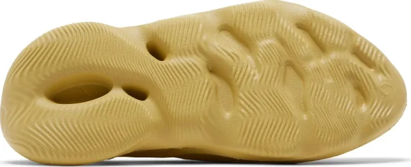 Adidas Yeezy Foam Runner Sulfur – כפכפי פום ראנר בצבע בז' צהבהב