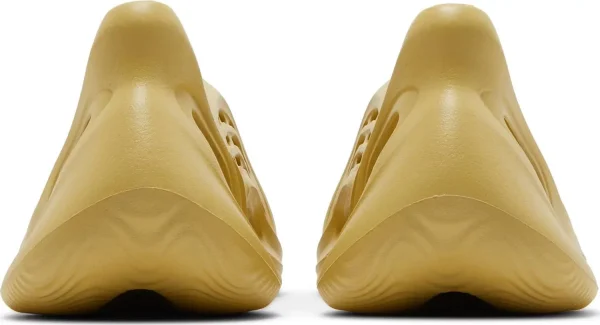 Adidas Yeezy Foam Runner Sulfur – כפכפי פום ראנר בצבע בז' צהבהב