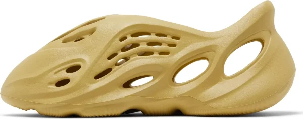 Adidas Yeezy Foam Runner Sulfur – כפכפי פום ראנר בצבע בז' צהבהב