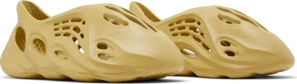 Adidas Yeezy Foam Runner Sulfur – כפכפי פום ראנר בצבע בז' צהבהב