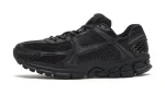 Nike Zoom Vomero 5 Triple Black – נעלי סניקרס שחורות בעיצוב ספורטיבי