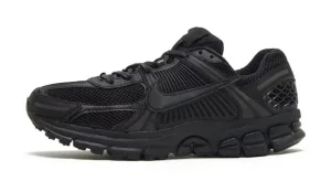 Nike Zoom Vomero 5 Triple Black – נעלי סניקרס שחורות בעיצוב ספורטיבי