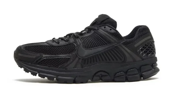 Nike Zoom Vomero 5 Triple Black – נעלי סניקרס שחורות בעיצוב ספורטיבי