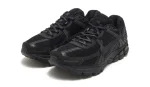 Nike Zoom Vomero 5 Triple Black – נעלי סניקרס שחורות בעיצוב ספורטיבי