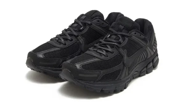 Nike Zoom Vomero 5 Triple Black – נעלי סניקרס שחורות בעיצוב ספורטיבי