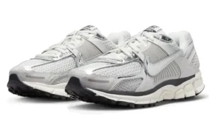 Nike-zoom-vomero-5-photon-dust-metallic-silver-1-600×348