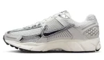 Nike Zoom Vomero 5 Photon Dust Metallic Silver – נעלי סניקרס בגווני אפור וכסף