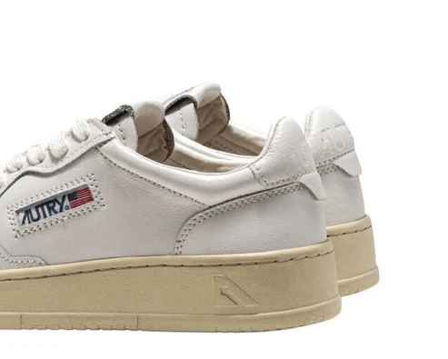 Autry Medalist Low All White Leather סניקרס