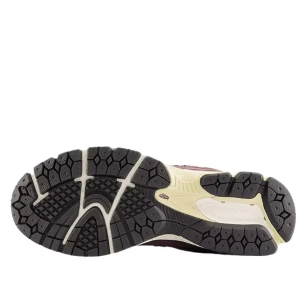New Balance 2002R Truffle סניקרס