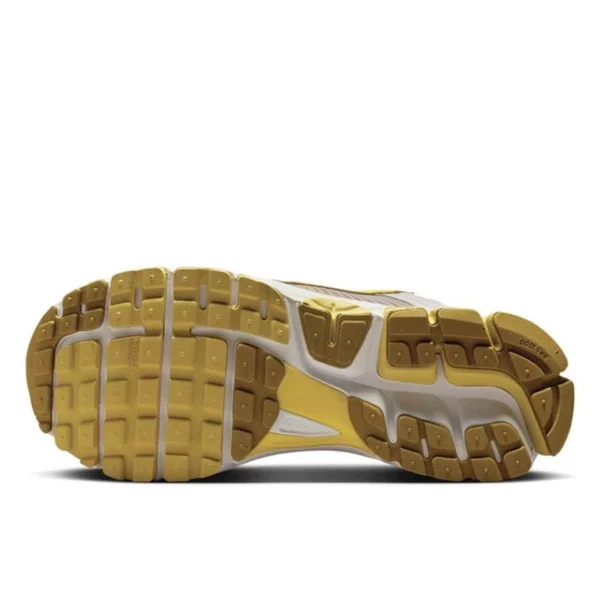 Nike Zoom Vomero 5 Bronzine סניקרס