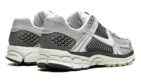 Nike Zoom Vomero 5 Cobblestone Flat Pewter סניקרס