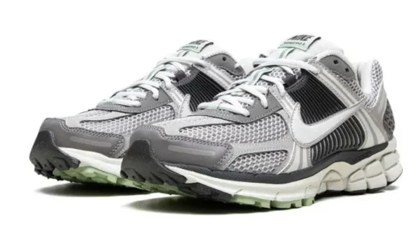Nike Zoom Vomero 5 Cobblestone Flat Pewter סניקרס