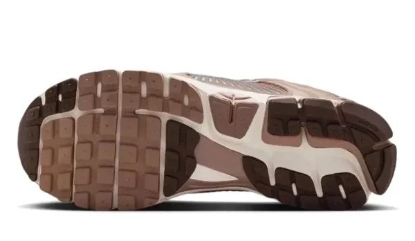 Nike Zoom Vomero 5 Dusted Clay סניקרס