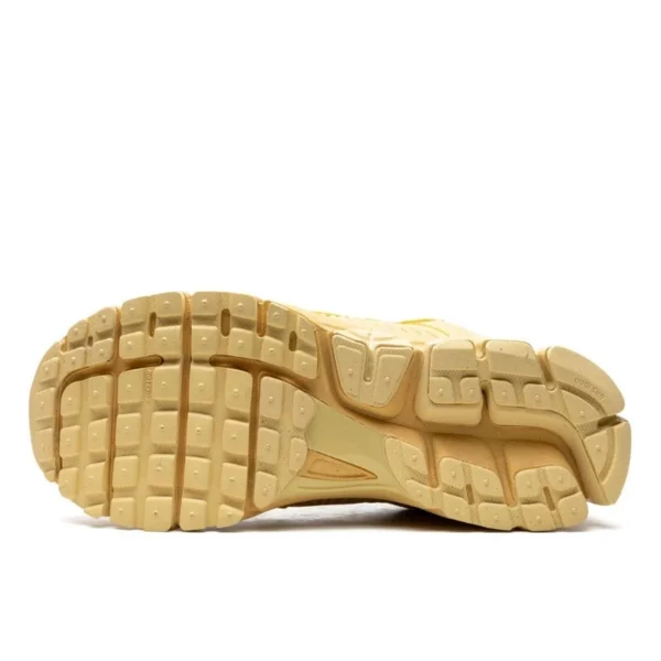 Nike Zoom Vomero 5 Saturn Gold סניקרס