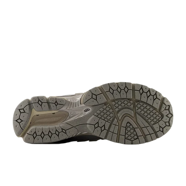 New Balance 1906 Silver Metallic with Timberwolf and Arid Stone נעלי סניקרס